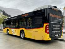 Heckansicht des MB C2 K '11217' der PostAuto Regie Interlaken mit seiner neuen Werbung am 8.4.22 beim Bahnhof Interlaken West.