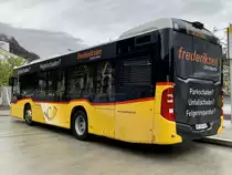 Heckansicht des MB C2 K '11217' der PostAuto Regie Interlaken mit seiner neuen Werbung am 8.4.22 beim Bahnhof Interlaken West.