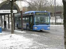 Am 14.02.2009 wartet ein Gruber-Citaro am Neuperlach Zentrum auf Linie 192. 