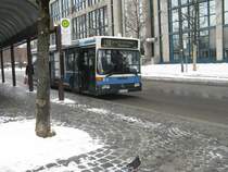 Am 14.02.09 steht Bergers Wagen 8515(ex MVG 4951) auf Linie 198 am Neuperlach Zentrum.