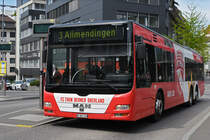 MAN Lions City 149 mit der Werbung für den FC Thun, auf der Linie 3, wartet an der Haltestelle beim Bahnhof Thun. Die Aufnahme stammt vom 21.04.2022.