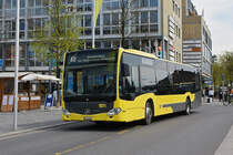 Mercedes Citaro 404, auf der Linie 50, verlässt die Haltestelle beim Bahnhof Thun. Die Aufnahme stammt vom 21.04.2022.