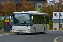 SL 4038, Iveco Crossway von Sales Lentz, hat seine Fahrt von Marnach nach Bastogne soeben in Marnach begonnen. 04.2022