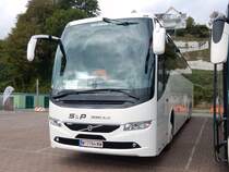 Volvo 9700 von S & P Reisen aus Österreich im Stadthafen Sassnitz am 07.10.2019