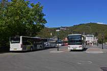 Blick auf die Umsteigehaltestelle in Vianden Gare, SL 5515, Setra S 415 UL von Sales Lentz, steht zur Abfahrt bereit. 04.2022