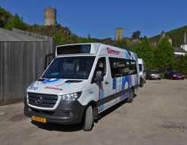 VS 1713, Mercedes Benz Sprinter von Voyages Simon , auf dem Parkplatz in Esch Sauer, von hier aus Startet die Shuttle Tour um den Stausee von Esch Sauer anlässslich des an diesem Tag stattfindenden „Wasserfest“. 09.05.2022