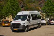 VS 1709, Mercedes Benz Sprinter von Voyages Simon , auf dem Parkplatz in Esch Sauer, von hier aus Startet die Shuttle Tour in 2 Richtungen um den Stausee von Esch Sauer, anlässslich des an diesem Tag stattfindenden „Wasserfest“. 09.05.2022