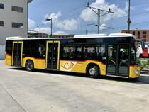 MB C2 hybrid Nr. 3 '11461'  BE 414 003  der Postauto Regie Laupen am 14.5.22 bei der Ankunft beim Bahnhof Düdingen.