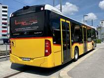 Heckansicht des MB C2 hybrid '11461' der Regie Laupen am 14.5.22 beim Bahnhof Düdingen.