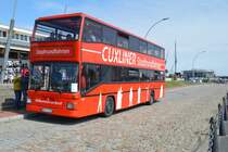 Doppeldecker-Aussichtsbus für Stadtrundfahrten in Cuxhaven (Cuxliner) am 13.05.2022 an der Haltestelle  Alte Liebe  im Hafenbereich.