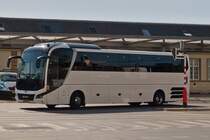 EW 1582, MAN Lion's Coach, von Emiele Weber, verlässt seine Haltestelle am Bahnhof von Luxemburg in Richtung Saarbrücken. 05.2022