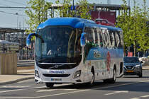 Volvo 9700 von Voyages Roulliard aus Frankreich, gesehen am Bahnhof in Luxemburg. 05.2022