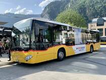 Der MB C2 hybrid '11426'  BE 827 645  der Postauto Regie Interlaken hat auch noch eine Seitenwerbung für Inter Sport erhalten, 21.5.22 Interlaken West.
