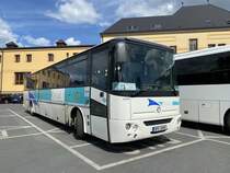 weißer Irisbus abgestellt auf einem Pilsner Busparkplatz, Mai 2022