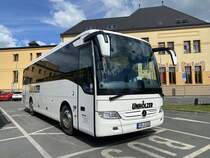 Mercedes - Benz Tourismo der Firma Unholzer aus dem oberbayerischen Landkreis Fürstenfeldbruck wartet auf einem Busparkplatz in Pilsen auf seine Reisegruppe, Mai 2022