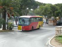 22.11.08,IVECO Irizar der tib BUSred Nr.71 verlt die Haltestelle am Hafen von Porto Cristo auf Mallorca/Spanien.
