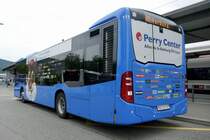 Heckansicht des MB C2 hybrid Nr. 111 der BOGG mit Vollwerbung Perry Center am 22.5.22 beim Bahnhof Olten.