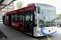 MB C2 G Nr. 221 der BOGG mit Bauhaus Vollwerbung am 22.5.22 beim Bahnhof Olten.