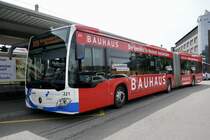 MB C2 G Nr. 221 der BOGG mit Bauhaus Vollwerbung am 22.5.22 beim Bahnhof Olten.