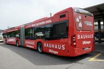 Heckansicht des MB C2 G Nr. 221 der BOGG mit Buahaus Vollwerbung am 22.5.22 beim Bahnhof Olten.