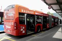 Heckansicht des MB C2 G 221 der BOGG mit Bauhaus Vollwerbung am 22.5.22 beim Bahnhof Olten.