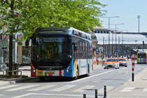 FB 4072, EVolvo des VDL, hat soeben die Haltestelle am Bahnhof von Luxemburg verlassen. 05.2022  