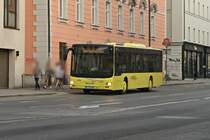 MAN Niederflurbus 3. Generation (Lion's City) von Deutschmann (Il-310MW) in Innsbruck, Triumphpforte. Aufgenommen 20.5.2022.