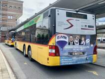 Heckansicht beider MAN Lion's City 3-Achser '10526' und '11425' der PostAuto Regie Aeschi am 23.5.22 beim Bahnhof Spiez.