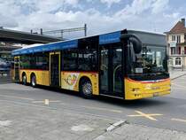 MAN Lion's City 3-Achser '11425' der PostAuto Regie Aeschi am 23.5.22 bei der Abfahrt in Spiez.