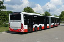 HHA 4955 (HH-YB 4955) am 1.6.2022, S-Bahnhof Veddel / EvoBus MB CapaCity L, Großraumgelenkbus, 4-achsig, 5-türig (EZ 11.2019) /

