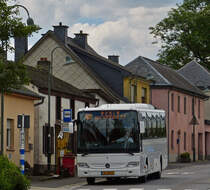 SL 5022, Mercedes Benz Integrovon Sales Lentz in Erpeldange als Schülertransport unterwegs. 05.2022 