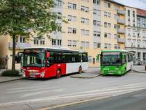 Graz. Eine Bustype, zwei Lackierungen: Was Lackierungen bei Bussen angeht, war es beim Busunternehmen Graz-Köflacher-Bahn und Busbetrieb sehr bunt. Links zu sehen ist die Lackierung, die die Busse zwischen 2019 und Sommer 2021 trugen, rechts zu sehen ist die Lackierung von Regiobus Steiermark, in dessen Gebiet das Unternehmen nun fährt, weshalb auch eine Umlackierung vorgeschrieben war. Am 7. Juni 2022 entstand dieses Foto am Griesplatz.