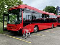 Neuer Volvo 7900 Hybrid 186 für BERNMOBIL am 8.6.22 bei Volvo in Münchenbuchsee.