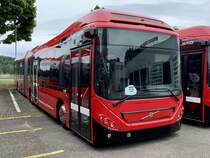 Neuer Volvo 7900 Hybrid 214 für BERNMOBIL am 8.6.22 bei Volvo in Münchenbuchsee.