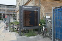 Abfahrtsanzeiger der Regionalbusse der Haltestelle Rosenheim Bahnhof/ROB. Aufgenommen 3.6.2022.