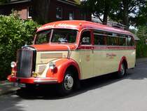 Mercedes-Bus der Firma Schäpers, Nordwalde, Baujahr 1954 vor der Gaststätte Beesten in Rheine, 11.06.2022