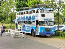 Büssing D2U 1415 ist Baujahr 1960 und war früher in Berlin im Einsatz. Heute dient er als  Genussbus . Die Aufnahme entstand am Naturzoo Rheine am 14.05.2022