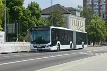 MAN New Lions City der Ingolstädter Verkehrsgesellschaft (IN-VG 2220) als Linie 11 auf der Konrad-Adenauer-Brücke in Ingolstadt. Aufgenommen 21.6.2022.