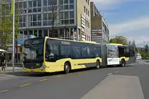 Mercedes Citaro 702, auf der Linie 2, verlässt die Haltestelle beim Bahnhof Thun. Die Aufnahme stammt vom 21.04.2022.