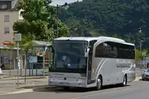 Mercedes Benz Travego, von Engelhard Bustouristik, aufgenommen an der Bushaltestelle in Traben Trarbach. 07.2022