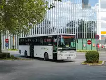 Graz. Nachdem es im Sommer 2020 und Herbst 2021 eine Sperre der Steirischen Ostbahn zwischen Graz und Gleisdorf gab, ist es im Sommer 2022 wieder soweit: Wegen Bauarbeiten, unter anderem im Grazer Ostbahnhof, ist zwischen Graz und Gleisdorf ein Schienenersatzverkehr eingerichtet worden. Am 1. Tag der Bauarbeiten, war der Ersatzverkehr relativ unspektakulär. Im Einsatz war unter anderem BD 14548 zugeteilt, hier bei der Einfahrt zum Grazer Ostbahnhof.