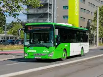 Graz. Nachdem es im Sommer 2020 und Herbst 2021 eine Sperre der Steirischen Ostbahn zwischen Graz und Gleisdorf gab, ist es im Sommer 2022 wieder soweit: Wegen Bauarbeiten, unter anderem im Grazer Ostbahnhof, ist zwischen Graz und Gleisdorf ein Schienenersatzverkehr eingerichtet worden. Am 1. Werktag während dieses Ersatzverkehrs waren sehr viele giftgrüne RegioBusse unterwegs. Dieses Bild zeigt den Greimel Linien Wagen 5 bei der Einfahrt in den Ostbahnhof.