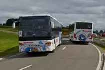 VS 1545 und VS 1546, Setra S 418 Le, von Voyages Simon, als Shuttle unterwegs nahe Diekirch, am Tag der offenen Tür bei der Luxemburgischen Armee. 10.07.2022