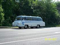 Gewhnungsbedrftiger Oldi in Speyer. Der Bus nahm an der Oldtimerausfahrt von Sinsheim nach Speyer und dann wieder nach Sinsheim teil. Organisiert wurde das Treffen von den Technik - Museen Speyer und Sinsheim.