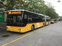 Der 4-türige Postauto-Gelenkbus ID 5273 (früher Regie Bern) wartet am Bahnhof Frauenfeld an der Kante D auf seine Weiterfahrt als Linie 920 nach Kreuzlingen via Conny-Land. Im Hintergrund steht ein zweiter 4-türiger Gelenkbus von Mercedes, ID 5504, an der Kante F als Linie 826 nach Steckborn.