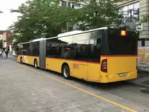Der 4-türige Postauto-Gelenkbus ID 5273 (früher Regie Bern) wartet am Bahnhof Frauenfeld an der Kante D auf seine Weiterfahrt als Linie 920 nach Kreuzlingen via Conny-Land.