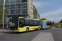 Mercedes Citaro 166, auf der Linie 1, verlässt die Haltestelle beim Bahnhof Thun. Die Aufnahme stammt vom 21.04.2022.