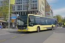 Mercedes Citaro 174, auf der Linie 6, verlässt die Haltestelle beim Bahnhof Thun. Die Aufnahme stammt vom 21.04.2022.