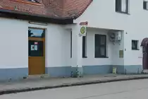 Die Haltestelle Laufen Bahnhof hat neben einem Schild des Regionalverkehr Oberbayerns noch ein altes Bundesbus-Schild. Bundesbus war die wenig erfolgreiche Kooperation von Postbus und Bahnbus in Österreich. Haltestellenschilder mit der Bezeichnung des Verkehrsunternehmens sind in Österreich selten geworden, zumeist wird das Design des jeweiligen Verkehrsverbundes verwendet. 