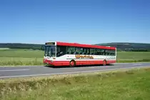 Bus Rheinland-Pfalz: Mercedes-Benz O 407 (BIR-WR 96) vom Omnibusbetrieb Westrich Reisen GmbH, aufgenommen im Juni 2022 in der Nähe von Kempfeld, einer Ortsgemeinde im Landkreis Birkenfeld.